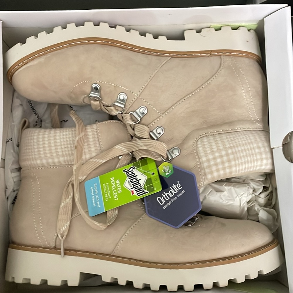 NEW Lace up fall winter ankle boots tan beige cream. Sonoma